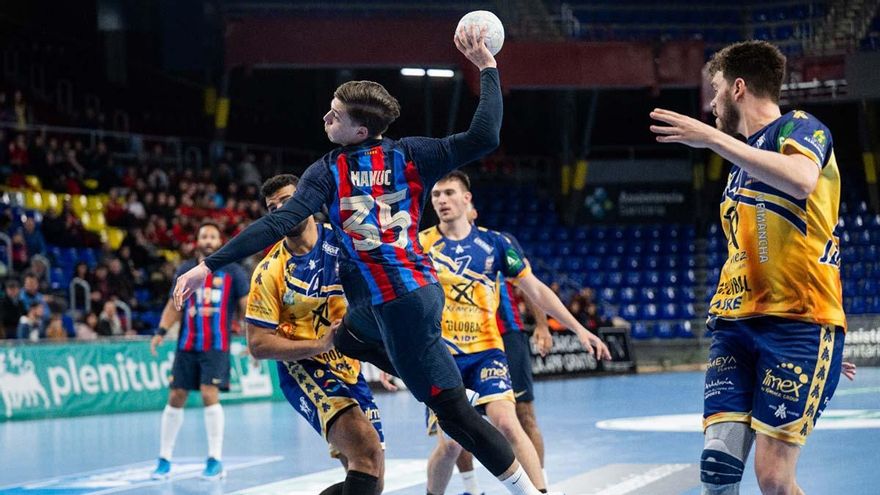 Lance del partido entre FC Barcelona y Ángel Ximénez