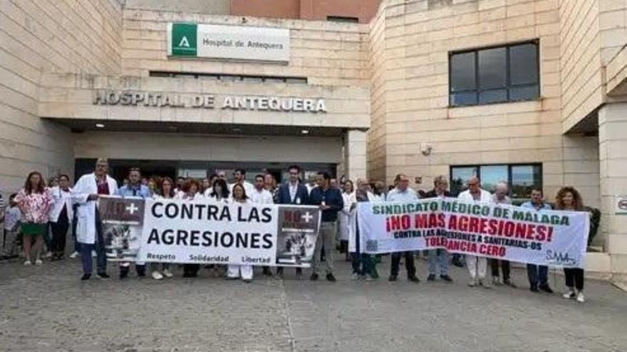 Concentración en el Hospital de Antequera tras una agresión a una médica