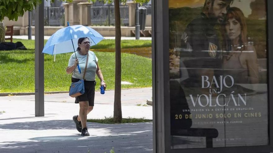 Noches al raso e ingenio para sobrevivir en la zona cero del calentamiento urbano: "Es insoportable"
