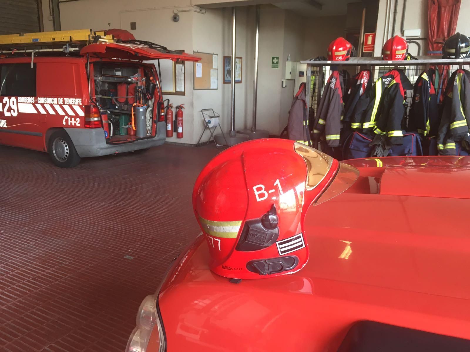 Casco de un bombero profesional, con la B distintiva