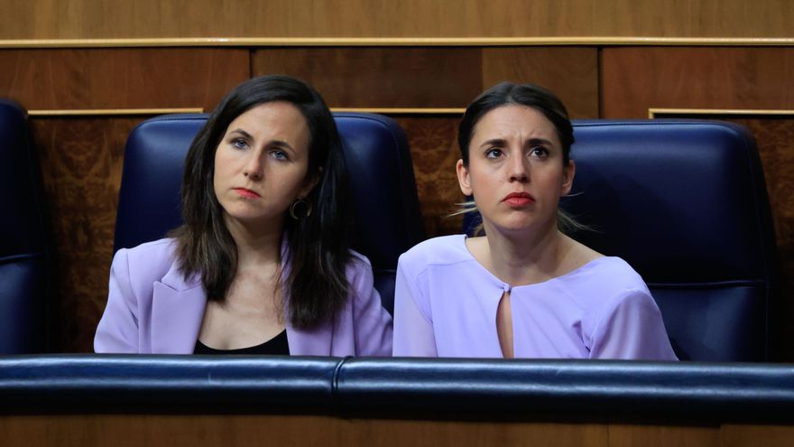 La ministra de Derechos Sociales, Ione Belarra (i), y su compañera de partido y ministra de Igualdad, Irene Montero (d), durante el pleno celebrado este jueves en el Congreso. EFE/Zipi Aragón