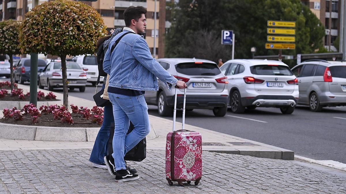Turistas con maletas en los alrededores de la estación
