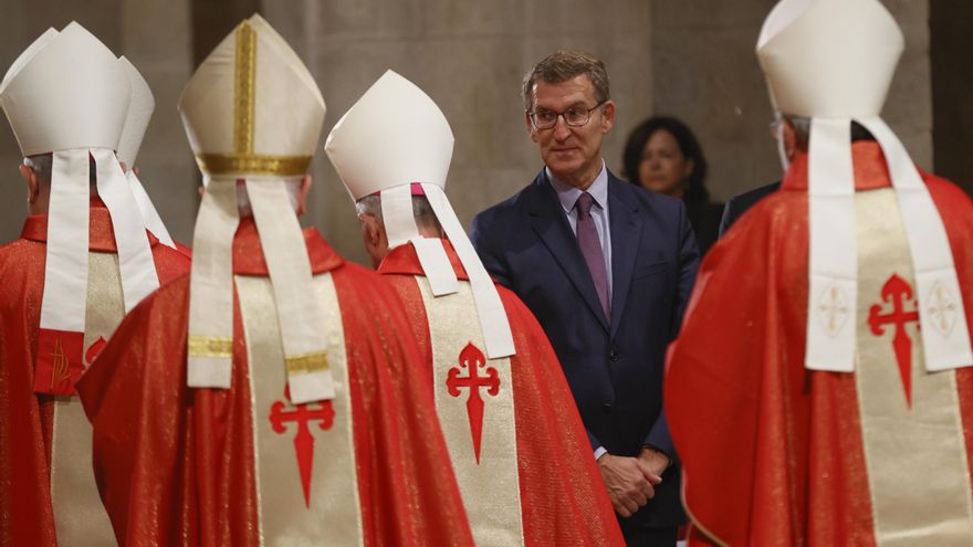 El líder del PP, Alberto Núñez Feijóo, participa en la ofrenda al apóstol, este martes en Santiago, en el día en que Galicia celebra su festividad. EFE/ Lavandeira