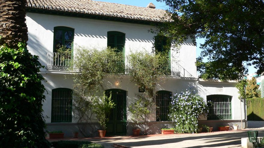 Así era la residencia de verano de los García Lorca, la casa que sirvió como lugar de rodaje en 'La bola negra'