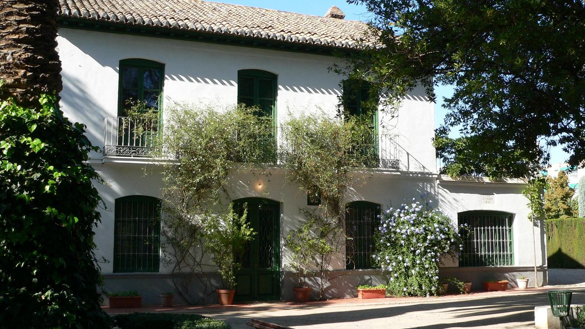 Así era la residencia de verano de los García Lorca, la casa que sirvió como lugar de rodaje en 'La bola negra'