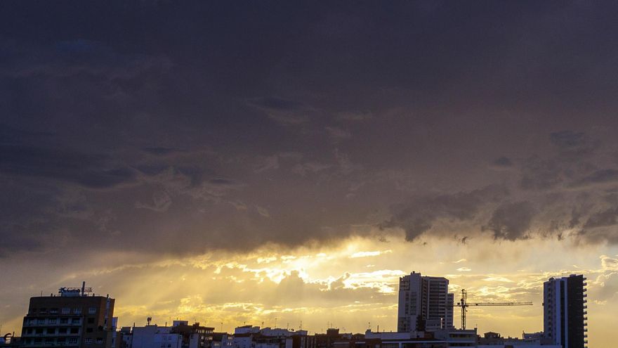 Cielo nublado sobre la ciudad de Zaragoza este martes.