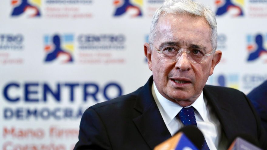 El expresidente colombiano Álvaro Uribe, condenado a 12 años de prisión domiciliaria por soborno de testigos