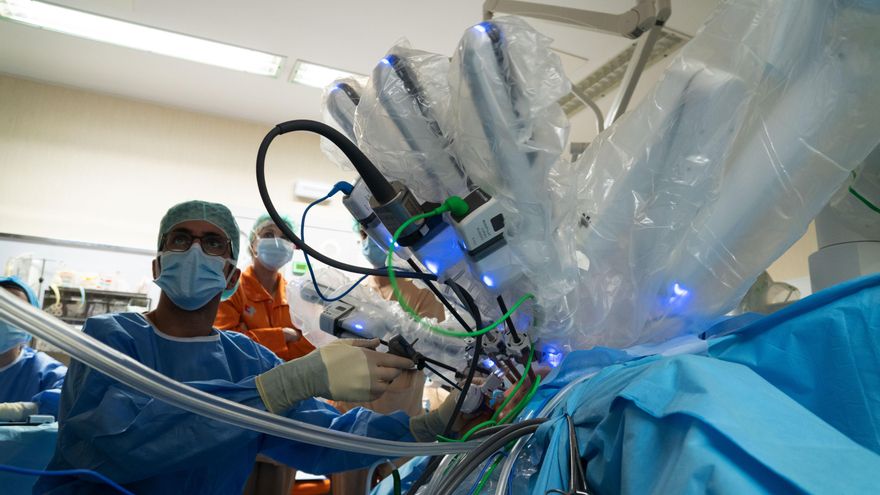 Operación con cirugía robótica en Valdecilla.