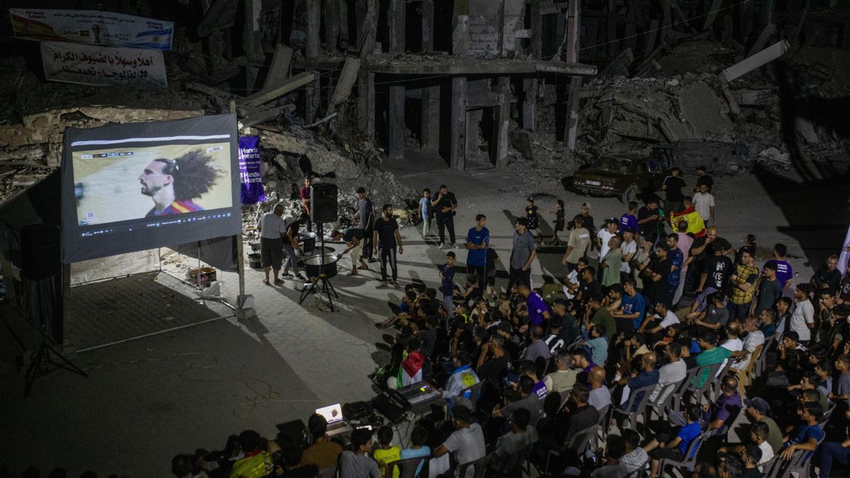 Ciudadanos palestinos ven en Jabalia el partido de la selección española.