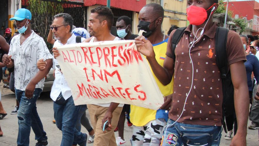 Cientos de migrantes realizan bloqueos en el sur de México para exigir paso