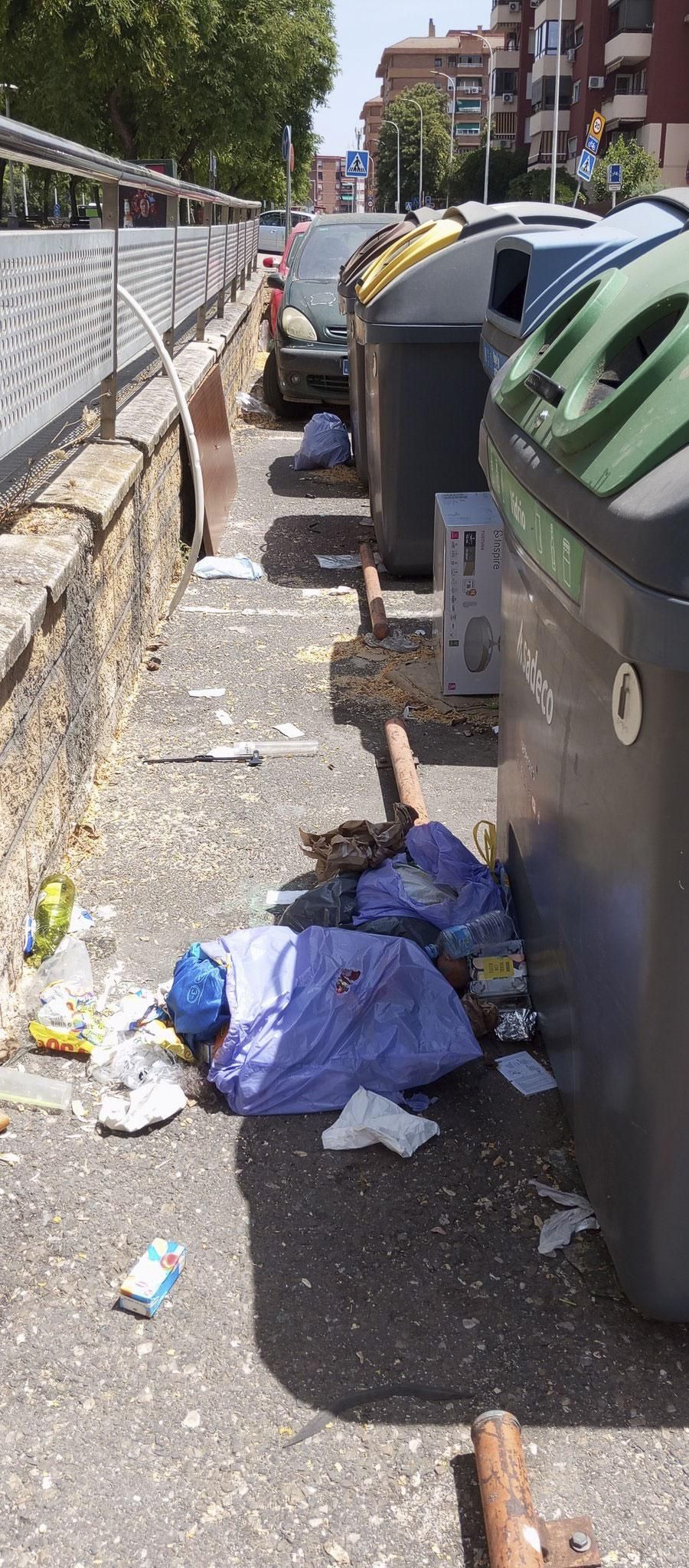Las quejas e imágenes de la basura sin recoger se multiplican por la ciudad