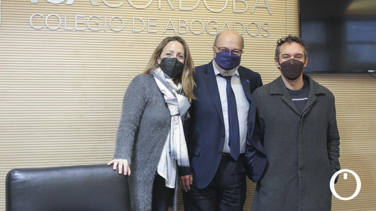 El decano del Colegio de Abogados de Córdoba, Carlos Arias López, entrega las ayudas destinadas a asociaciones y ONG