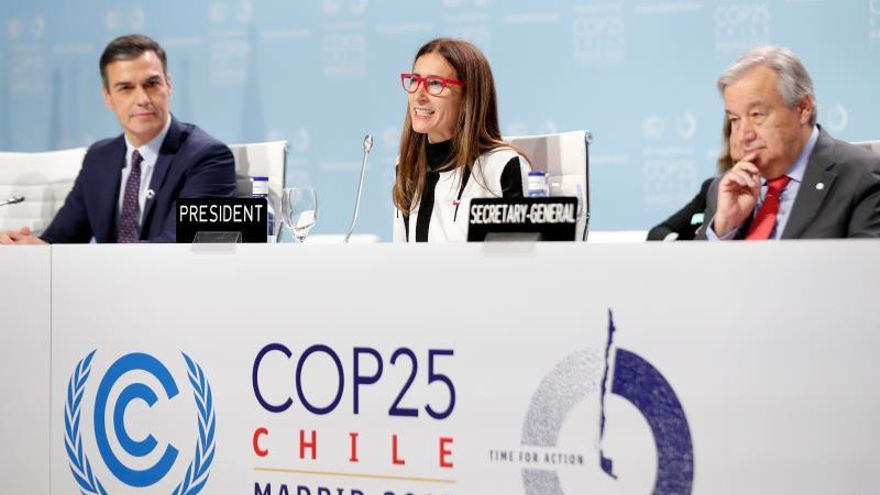 La presidenta de la COP25 y ministra de Medio Ambiente chilena, Carolina Schmidt (c), acompañada por el presidente del Gobierno, Pedro Sánchez (i), y el Secretario General de las Naciones Unidas, Antonio Guterres, durante la ceremonia de apertura de la 25 Conferencia de las Partes del Convenio Marco de Naciones Unidas sobre Cambio Climático (COP) que arranca este lunes en Madrid bajo el lema "Tiempo de actuar".