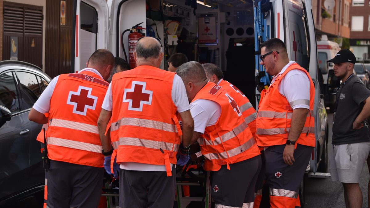 Efectivos de Cruz Roja en la intervención sanitaria tras el accidente en el Gran Premio de La Bañeza.