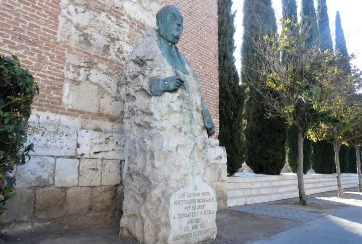 Estatua del cervantista Luis Astrana Marín en Alcalá de Henares