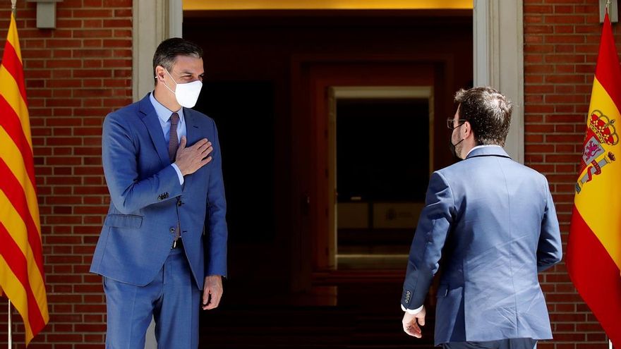 El presidente del Gobierno, Pedro Sánchez (i), recibe al presidente de la Generalitat, Pere Aragonès (d), durante su encuentro este martes en el Palacio de la Moncloa