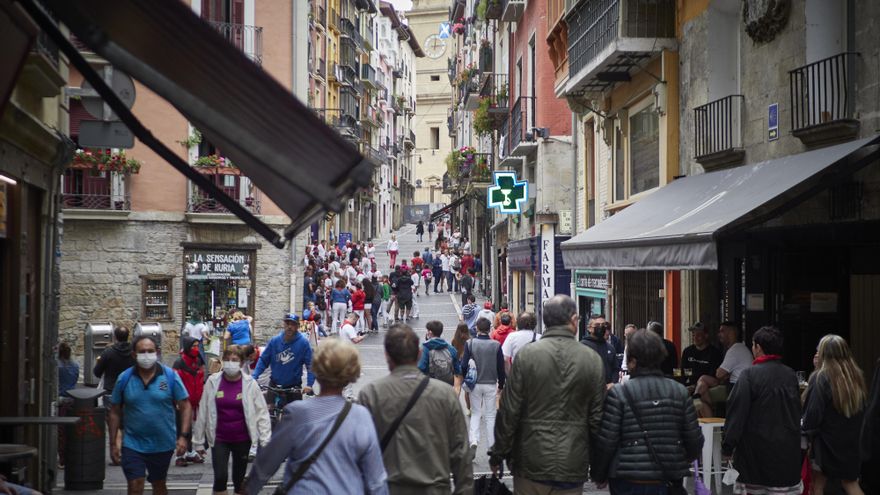 Un grupo de personas pasea por las calles de Pamplona