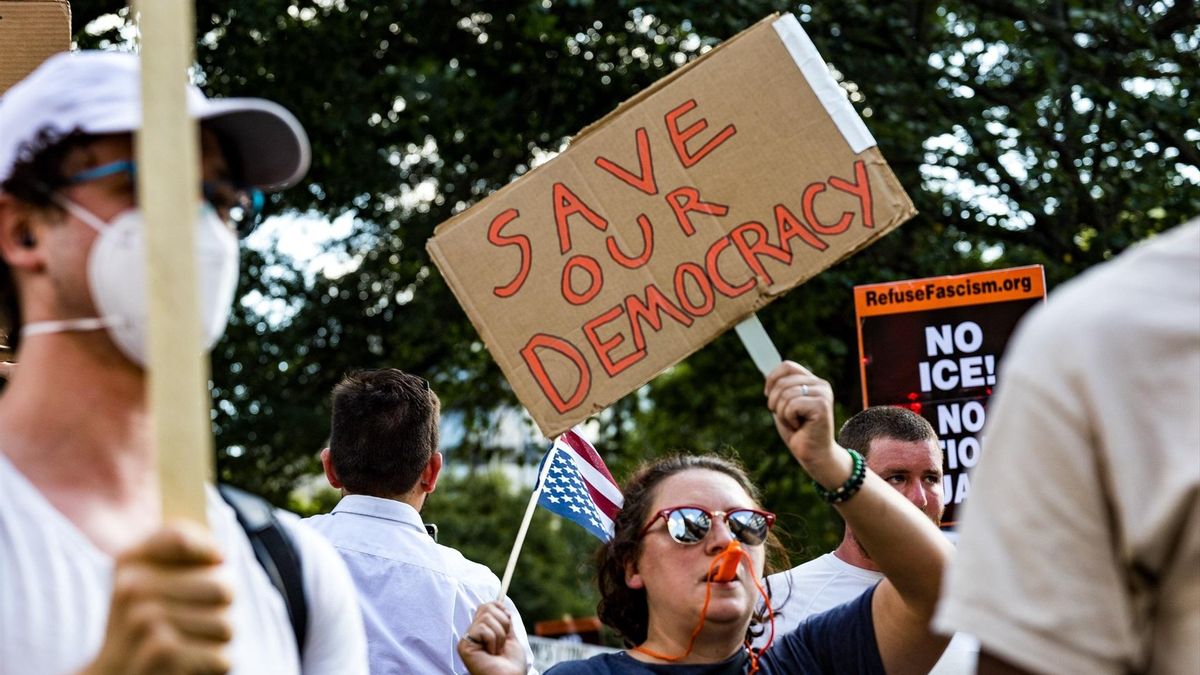 Un grupo de manifestantes protesta contra el despliegue militar y policial, en Washington el 11 de agosto.