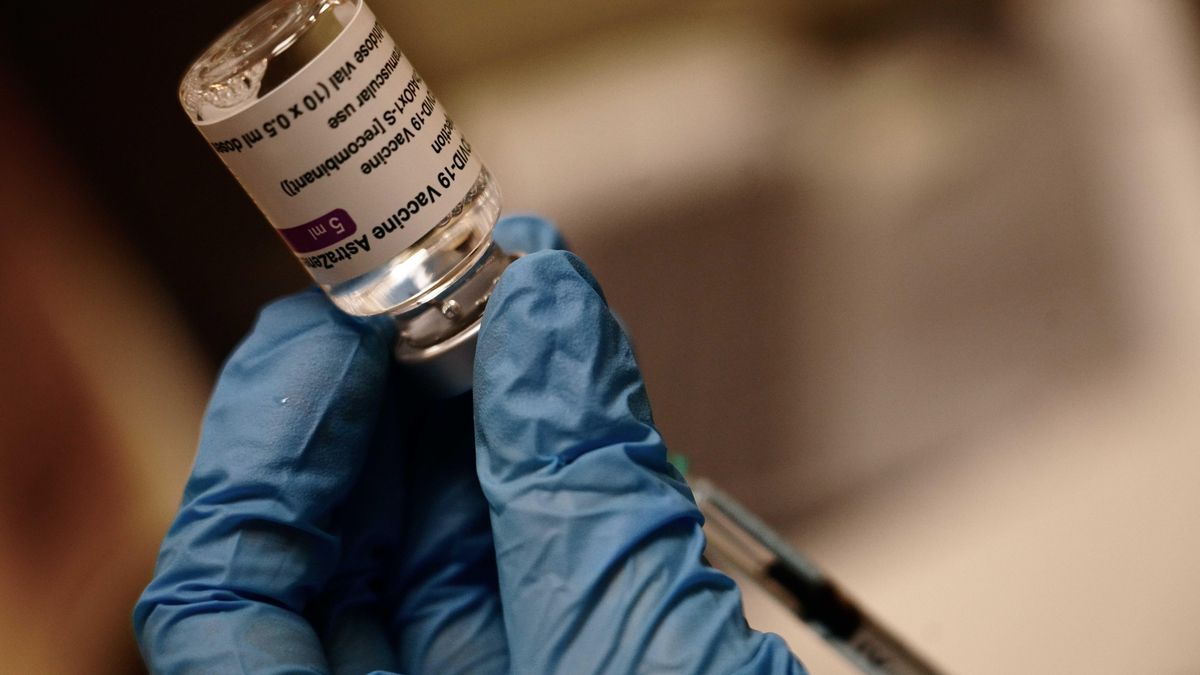 Una jeringa con una dosis de la vacuna de AstraZeneca.
