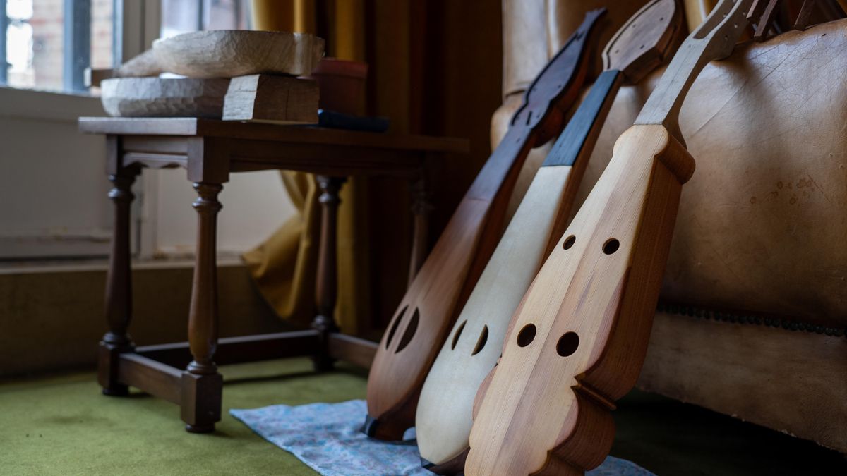 Instrumentos ya terminados, expuestos en el salón de la vivienda del luthier griego