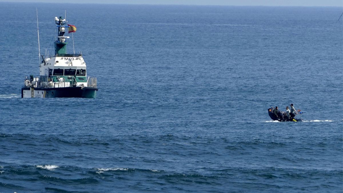 Miembros del operativo de búsqueda y rescate peinan la zona donde desapareció el joven, cuando se bañaba en la playa de Salinas, en el concejo asturiano de Castrillón.
