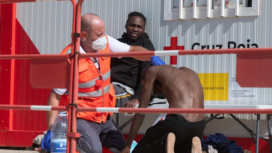 Cruz Roja atiende a los 55 migrantes rescatados cerca de Fuerteventura