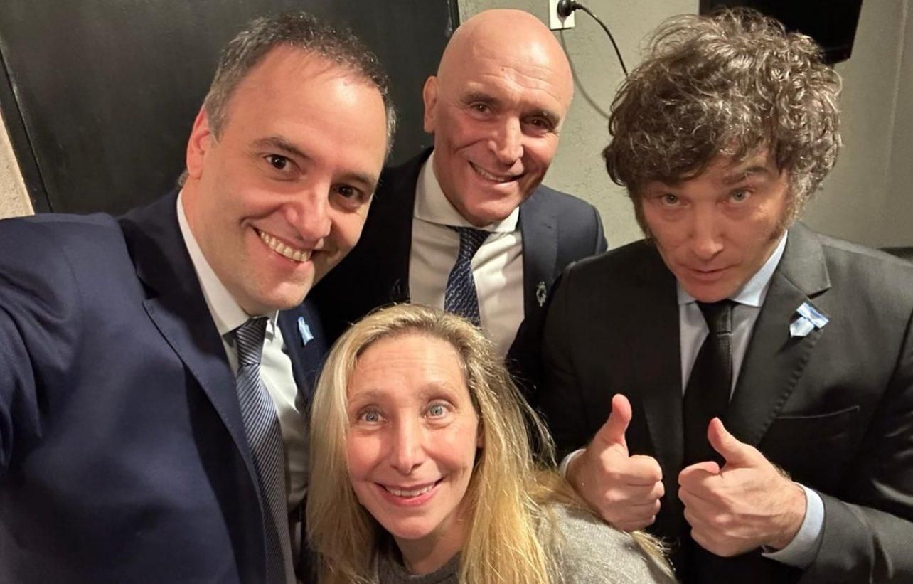 Manuel Adorni, José Luis Espert y los Milei, hermanados en una foto, el 23 de mayo de 2024