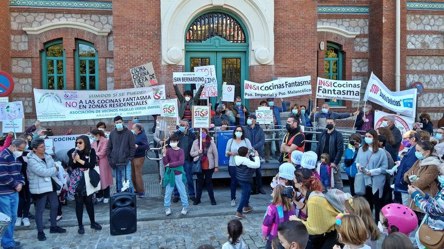 El final de la concentración ante la Junta de Arganzuela