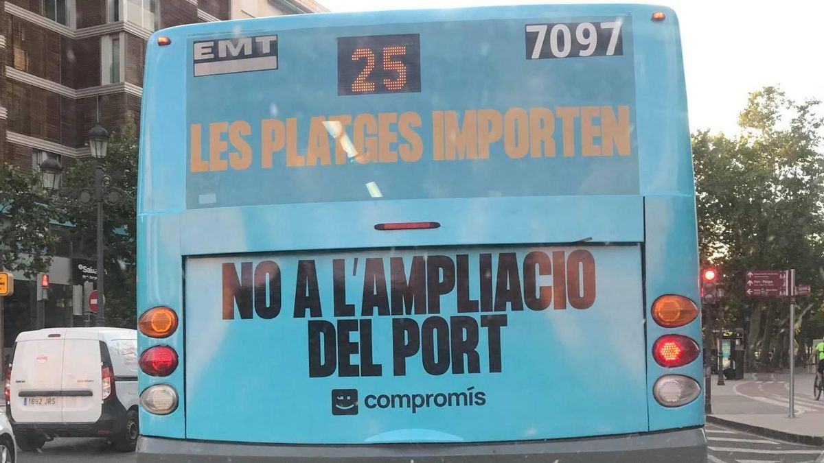 Un dels autobusos retolats amb el lema de la campanya.
