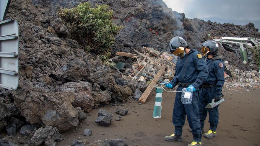 Así analizan la UME y el IGN el aire que emana del volcán de La Palma