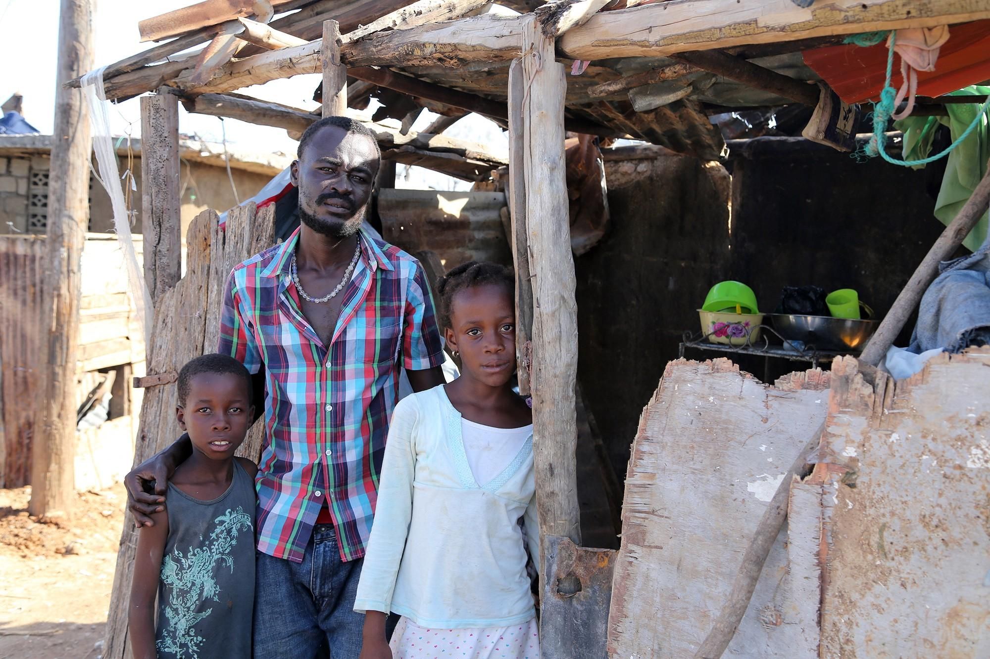 A Renel Ginol, el padre de Renelson, de 6 años, y Bethsaiina, de 8, lo que más le preocupa es la educación de sus hijos. "La escuela está totalmente destruida. Comenzarán a construirla nuevamente pero tomará varios meses y mis hijos van a perder todo el año escolar".
