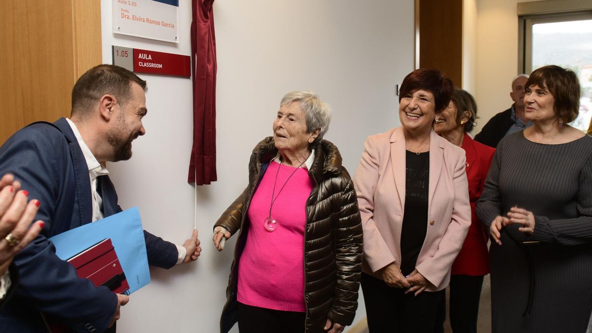 Murcia 07/03/2024 campus de Ciencias de la Salud. La Vicerrectora de Ciencias de la Salud y Servicios a la Comunidad Universitaria junto a la Sra. Decana de la Facultad de Medicina, el Sr. Decano de la Facultad de Enfermería, la Sra. Directora de la Unidad para la Igualdad y la profesora Dra. Dña. Elvira Ramos en el cato de honenaje a esta última