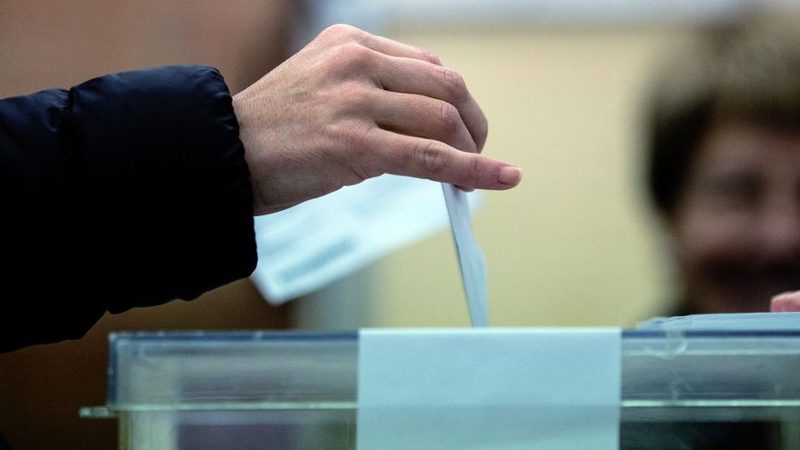 Un ciudadano deposita su voto en la urna en el colegio electoral Narcís Monturió de Barcelona. EFE/Enric Fontcuberta/Archivo