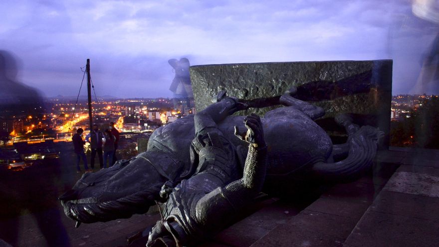 Una ola de vandalización de estatuas en Colombia fuerza el debate sobre un relato histórico diferente