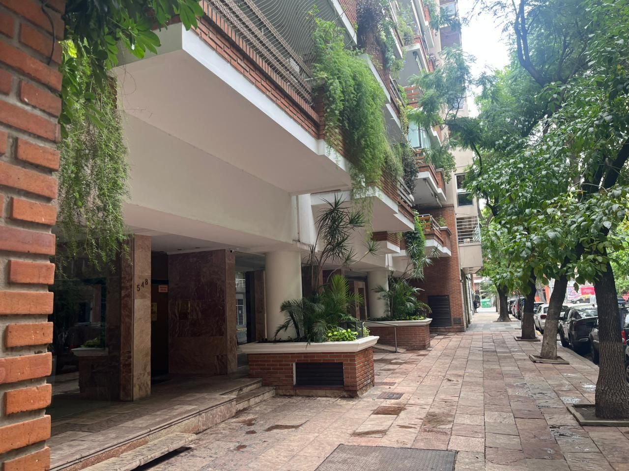 Frente del edificio en el que vive Manuel Adorni, en la calle Miró 550, Caballito