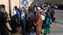Un policía nacional vigila el proceso de repatriación de varios marroquíes en el paso fronterizo del Tarajal, en Ceuta, este viernes.