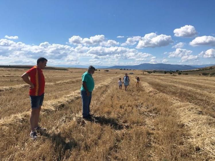 La familia Zapata en el punto aproximado en el que se encontraría la fosa común de Los Cerralbos.