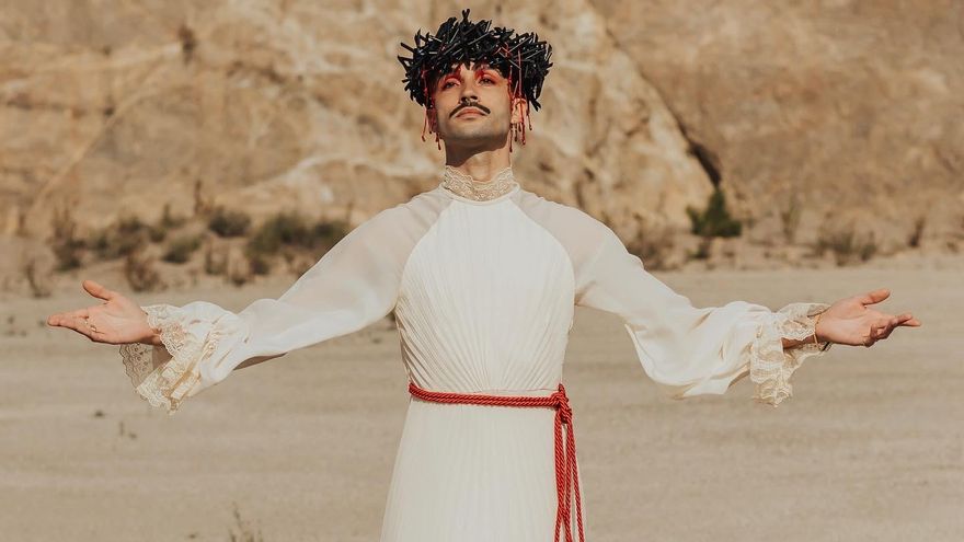 El artista abarca diferentes expresiones artísticas, que van desde la performance y la música hasta la escultura o la pintura