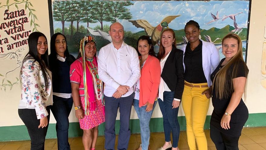 Graduadas de UNIR en Amazonia junto con su profesor Roberto Recio.