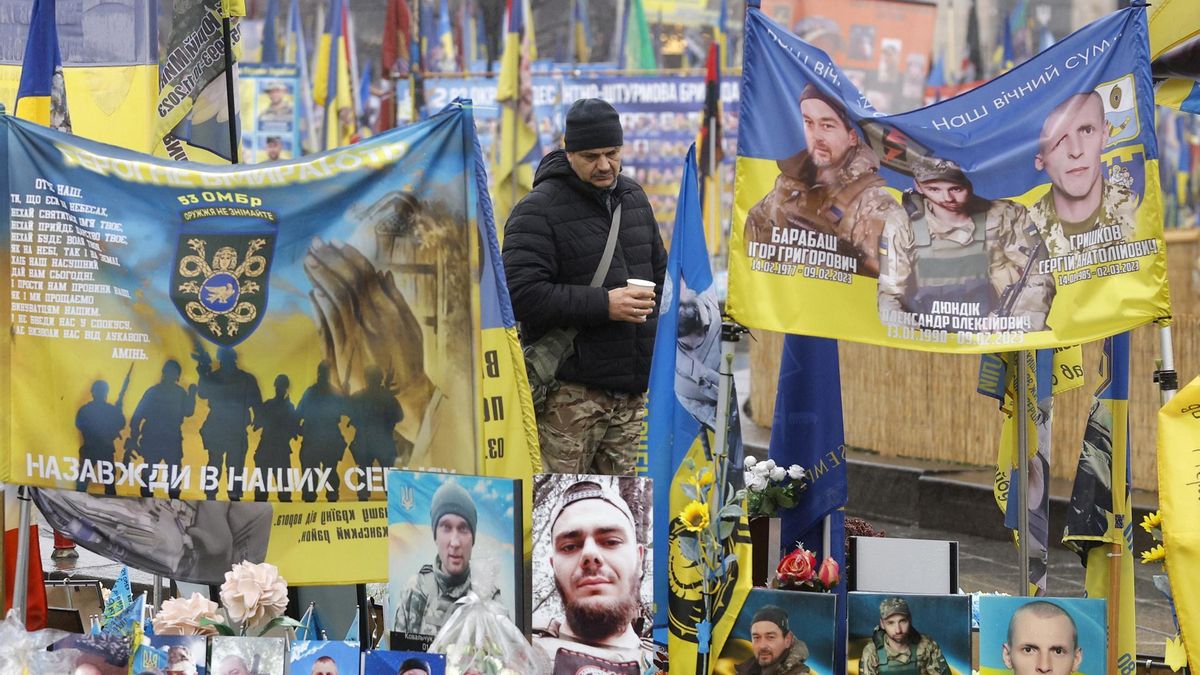 Un hombre ucraniano visita un memorial improvisado en honor a los soldados ucranianos y voluntarios internacionales caídos en la Plaza de la Independencia, en el centro de Kiev.