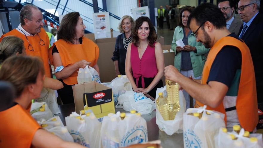 La presidenta de la Comunidad de Madrid, Isabel Díaz Ayuso, visita el Banco de Alimentos