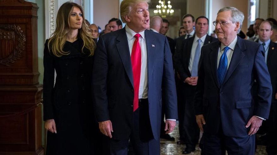 Trump arremete contra el líder republicano del Senado por Obamacare