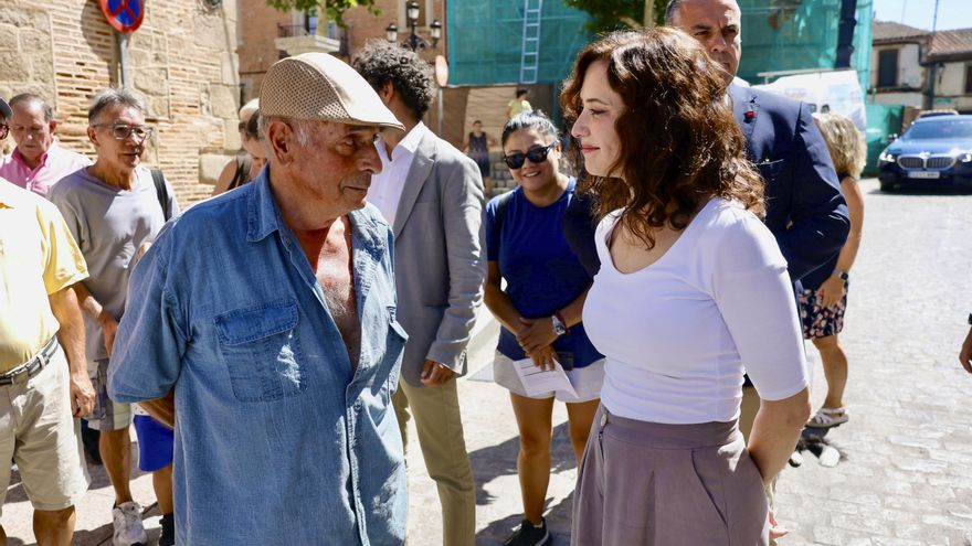 La presidenta de la Comunidad de Madrid, Isabel Díaz Ayuso, habla con vecinos de Villa del Prado.