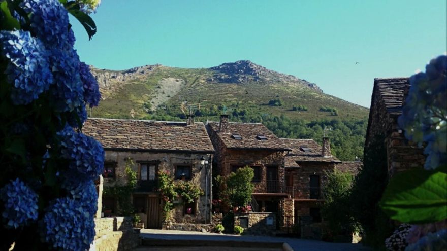 El pequeño pueblo de Guadalajara de calles empedradas, arquitectura negra y con una cascada que es perfecto para visitar un día