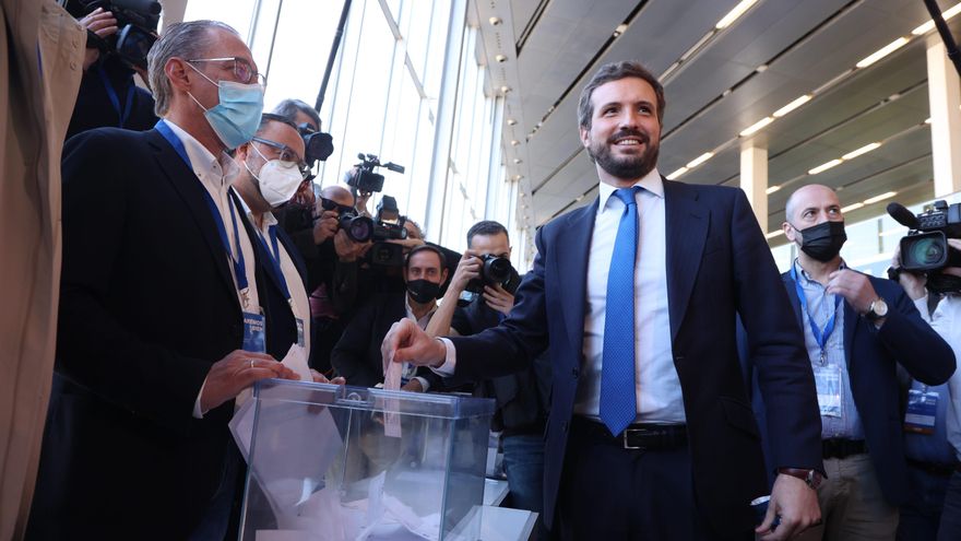 El presidente saliente, Pablo Casado,, durante la votación en la que Alberto Núñez Feijóo sale como nuevo presidente del partido y se inicia una nueva etapa, con el objetivo de llegar al Gobierno de la nación en las próximas elecciones generales. A 2 de abril de 2022, en Sevilla (Andalucía, España). Jornada de clausura del XX Congreso Nacional del PP en la que Alberto Núñez Feijóo ha sido elegido nuevo leer más presidente del partido, lo que supone el inicio de una nueva etapa, con el objetivo fundamental de llegar al Gobierno de la nación en las próximas elecciones generales. A 2 de abril de 2022, en Sevilla (Andalucía, España).