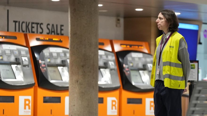 Una persona en la Estación de Passeig de Gràcia mientras continúa la suspensión del servicio de Rodalies.