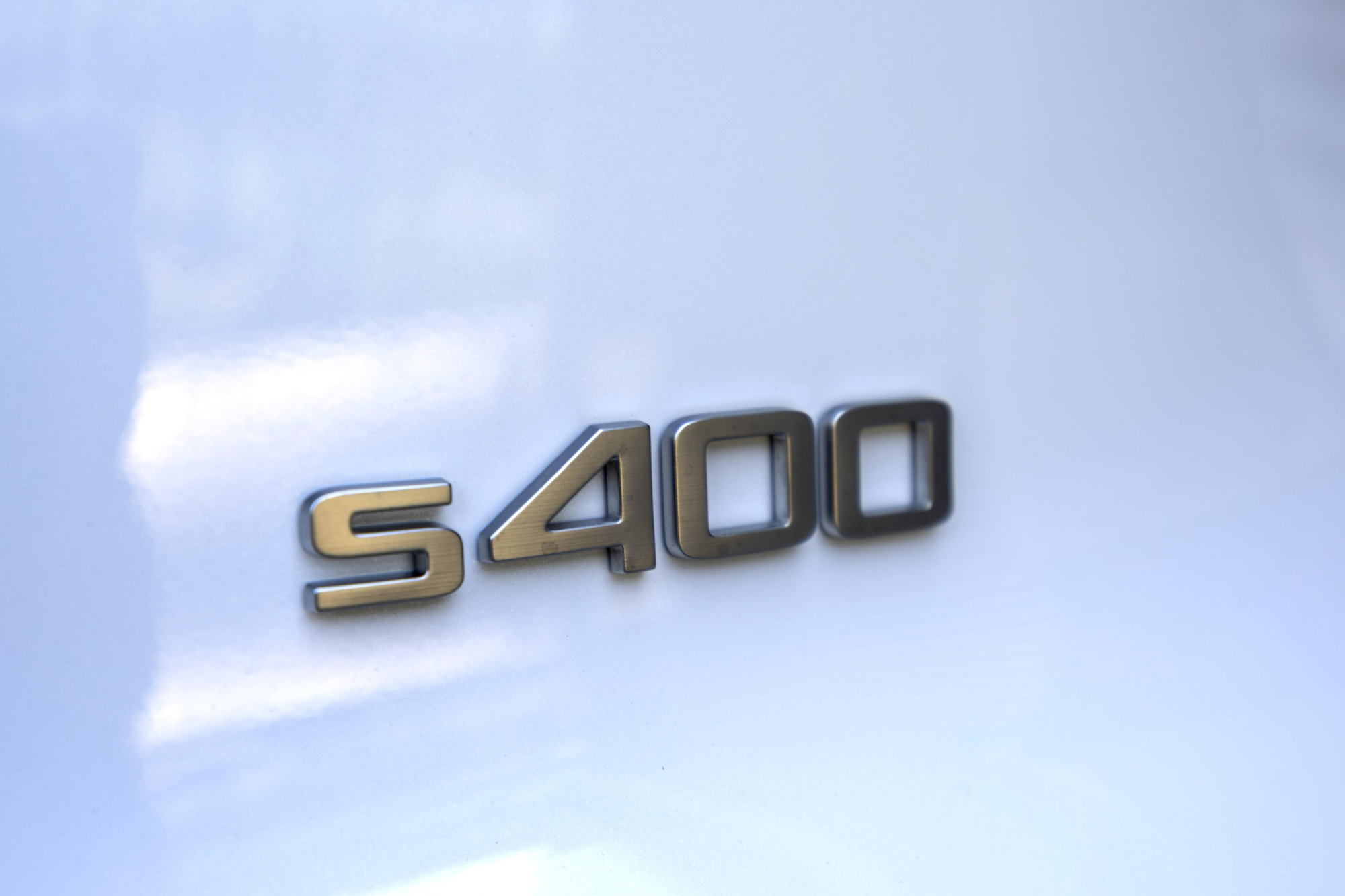 Mención del modelo en el portón del s400.