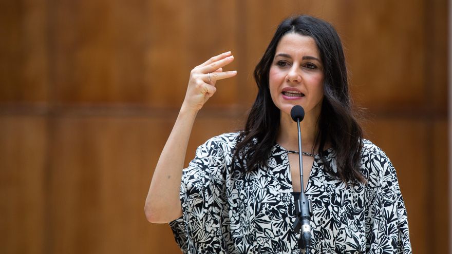 La presidenta de Ciudadanos, Inés Arrimadas, atiende a los medios en Sevilla tras reunirse con la presidenta del Parlamento de Andalucía, Marta Bosquet.