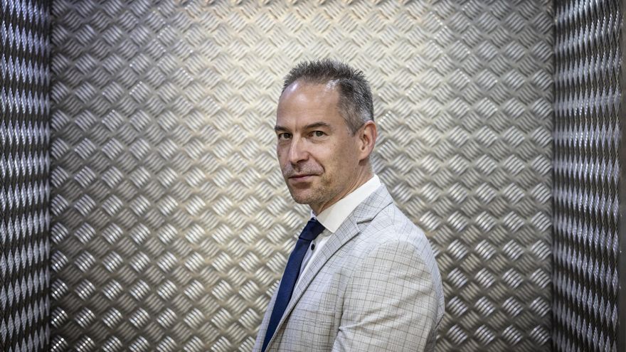 Peter Krekó, experto en desinformación: “Las teorías de la conspiración son muy beneficiosas para las grandes empresas”