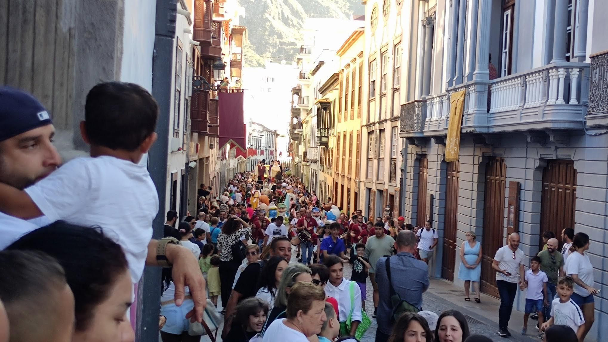 Pasacalle de gigantes y mascarones por la calle O'Daly.